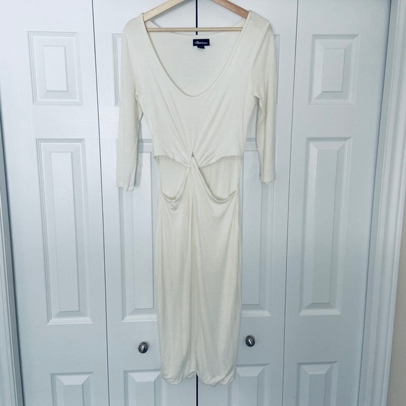 Séduction Midi Dress🤍 - Picture 2 of 3